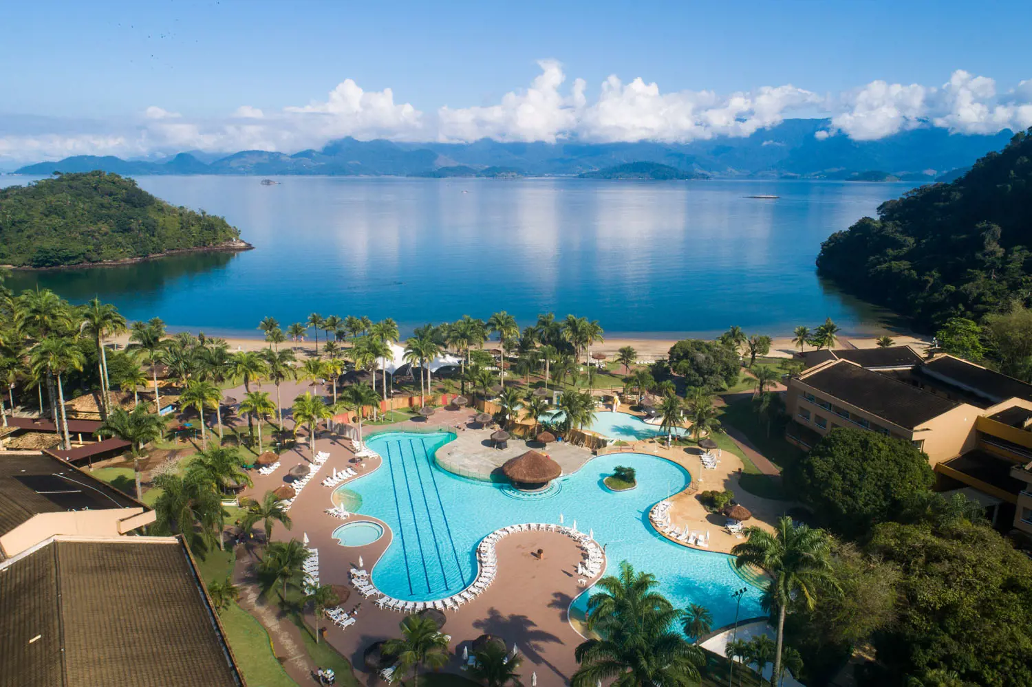 Vila Galé Eco Resort — vista aérea com piscinas e mar de Angra