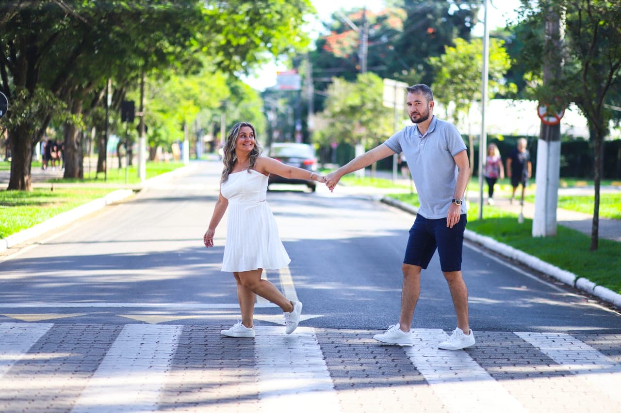 Caminhando na faixa de pedestre