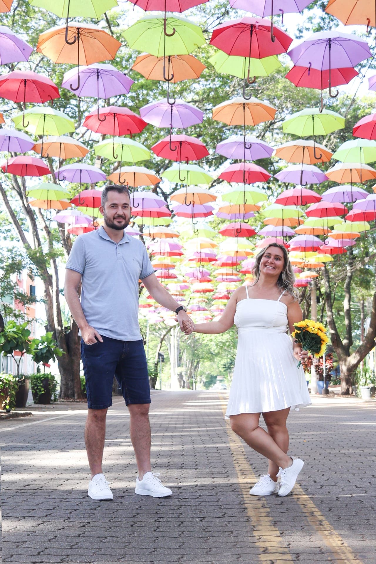 Na parede vermelha com janelas brancas
