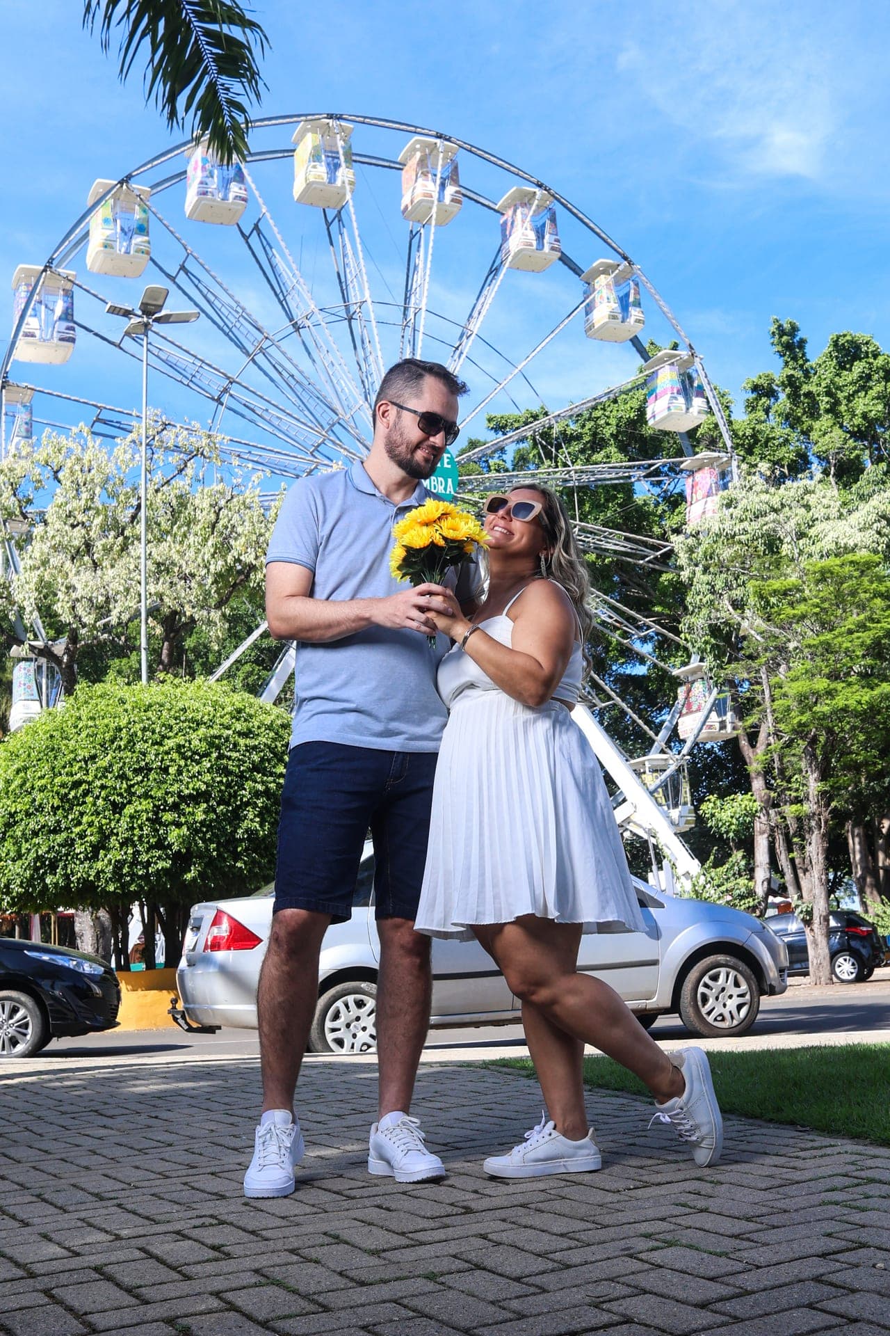 Comemorando com a roda gigante ao fundo